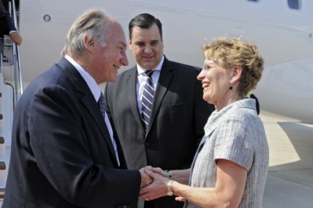 2010-05-27- Aga Khan Arrival in Toronto 01.jpg